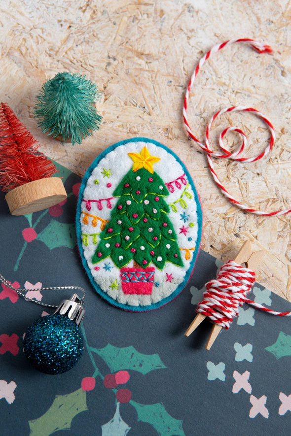 Merry Christmas Felt Craft Brooch Kit